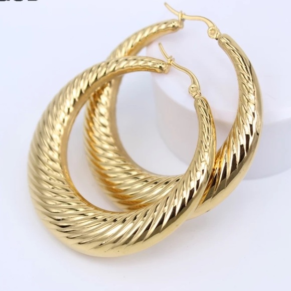 NEW 18K Yellow Gold Round Hoop Earrings - Picture 3 of 4
